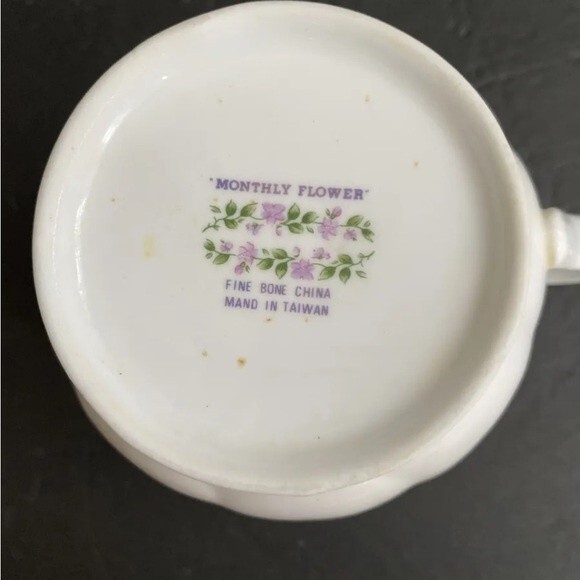Vintage Fine Bone China Monthly Flower Mug September Purple Daisies Gold trim - Picture 6 of 8